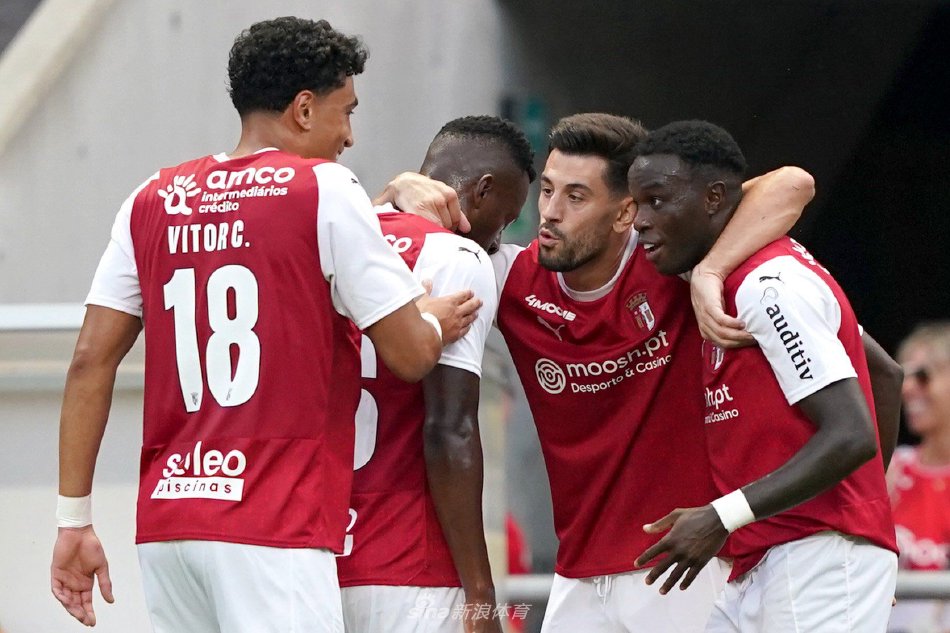 场边的鲍尔 场边的鲍尔